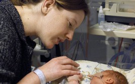 Помогни на професионалния екип да се грижи за недоносените деца
